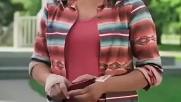 Chemise multicolore portée par Amy Fleming (Amber Marshall) dans Heartland