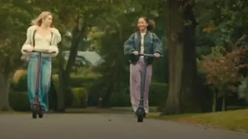 Pantalons de piste amples Adidas Originals Firebird portés par Grace (Imogen Faires) tels que vus dans Wild Cherry (S01E02)