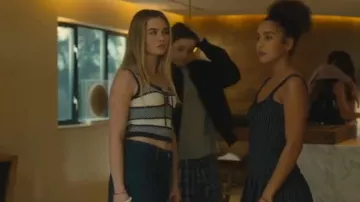 Débardeur en maille Chanel porté par Allegra Lonsdale (Amelia May) tel que vu dans Wild Cherry (S01E02)