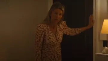 Isabel Marant Albini, vestido maxi de crepe con patrón gráfico que lleva Juliet (Eve Best) como se ve en Wild Cherry (S01E02)