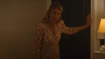 Isabel Marant Albini, vestido maxi de crepe con patrón gráfico que lleva Juliet (Eve Best) como se ve en Wild Cherry (S01E02)