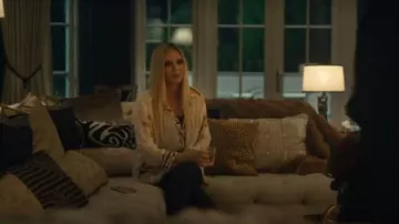 Chemisier à motif Zara porté par Jelena (Katarina Cas) comme on le voit dans Wild Cherry (S01E02)