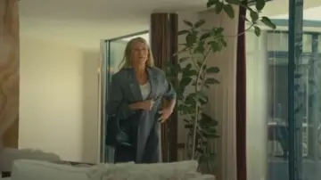 Céline Louise Medium Bucket porté par Juliet (Eve Best) tel que vu dans Wild Cherry (S01E03)