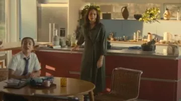 Robe portefeuille Arket Midi portée par Lorna (Carmen Ejogo) telle que vue dans Wild Cherry (S01E03)