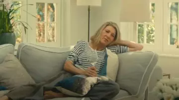 Sudadera Pieces PcGreta que lleva Juliet (Eve Best) vista en Wild Cherry (S01E03)