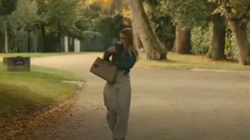 Grand sac fourre-tout Gucci GG Emblem porté par Allegra Lonsdale (Amelia May) tel que vu dans Wild Cherry (S01E03)
