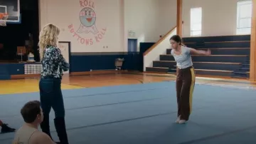 Pantalones de pista de rayas de la clase de gimnasia Elwood que lleva Sally (Georgie Murphy) como se ve en Stumble (S01E01)