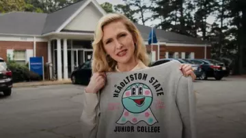 Chemisier Express à boutons porté par Courteney Potter (Jenn Lyon) tel que vu dans Stumble (S01E01)