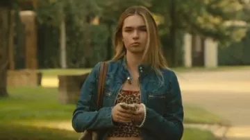 Veste de Motocross en jean ajustée BDG portée par Allegra Lonsdale (Amelia May) telle que vue dans Wild Cherry (S01E03)