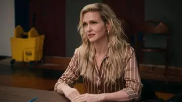 L’agence Tyler Blouse porté par Courteney Potter (Jenn Lyon) tel que vu dans Stumble (S01E01)