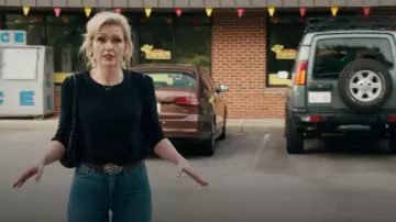 Ceinture marron Lucinda Ariat Ladies du Far West portée par Courteney Potter (Jenn Lyon) telle que vue dans Stumble (S01E01)