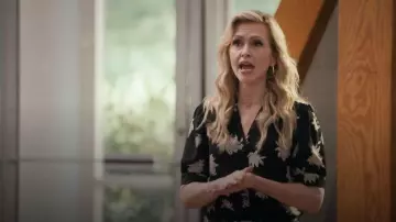 Chemisier à manches courtes Airflow T Tahari porté par Courteney Potter (Jenn Lyon) tel que vu dans Stumble (S01E01)