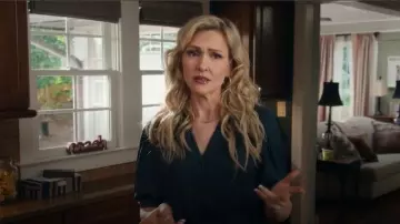 Combinaison boutonnée Ramy Brook Dina portée par Courteney Potter (Jenn Lyon) telle que vue dans Stumble (S01E01)