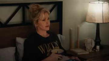 Fashion Nova Whitney Houston Short Sleeve Tee porté par Courteney Potter (Jenn Lyon) tel que vu dans Stumble (S01E01)