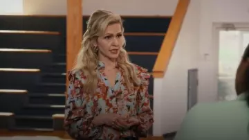 Nic + Zoe Petale repassé chemisier porté par Courteney Potter (Jenn Lyon) tel que vu dans Stumble (S01E01)