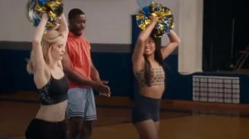 Chaleco marrón y beige de Urban Outfitters que lleva Maria (Krystal Hernández) como se ve en Stumble (S01E01)