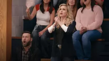Cinq a Sept Hooded Khloe Jacket portée par Courteney Potter (Jenn Lyon) telle que vue dans Stumble (S01E01)