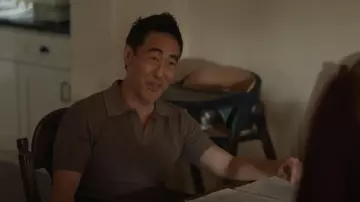 Polo à manches courtes en maille Willy Brown foncé Rag & Bone porté par Howard 'Chimney' Han (Kenneth Choi) tel que vu dans 9-1-1 (S09E06)