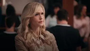 Blazer en suède Brunello Cucinelli porté par Courteney Potter (Jenn Lyon) tel que vu dans Stumble (S01E02)