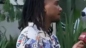 Chemise de course imprimée portée par (Scott Evans) telle que vue dans Access Hollywood