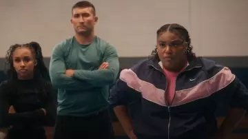 Veste Nike Windrunner Loose UV tissée à fermeture éclair complète portée par Madonna (Arianna Davis) telle que vue dans Stumble (S01E02)