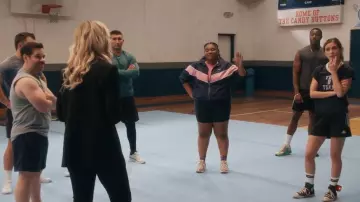 Nike Zoom Vomero 5 porté par Madonna (Arianna Davis) tel que vu dans Stumble (S01E02)