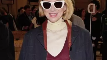 Blazer oversize de rayas que lleva Naomi Watts en el Show Tory Burch 2025