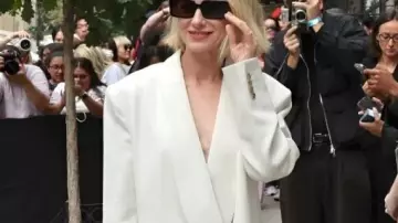 Abrigo cruzado que Naomi Watts lleva en Calvin Klein NYFW 2025