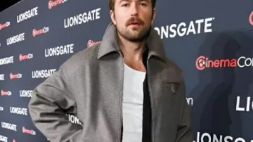 Veste grise portée par Andrew (Brandon Sklenar) telle que vue dans La Femme de ménage