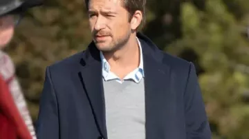 Manteau 2025 porté par Andrew (Brandon Sklenar) tel que vu dans The Housemaid