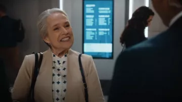 Chemisier utilitaire à manches longues à boutons imprimé Jones New York porté par Madeline 'Matty' Matlock (Kathy Bates) tel qu’on le voit dans Matlock (S02E06)