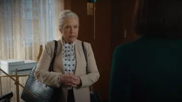 Ann Taylor Le blazer découpé porté par Madeline 'Matty' Matlock (Kathy Bates) tel que vu dans Matlock (S02E06)
