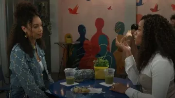 Veste en jean embellie Nikki Lund Leyana portée par Chelsea Hamilton (RhonniRose Mantilla) telle que vue dans Beyond the Gates (S01E164)