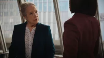 Chemisier Pintuck NYDJ porté par Madeline 'Matty' Matlock (Kathy Bates) tel que vu dans Matlock (S02E06)