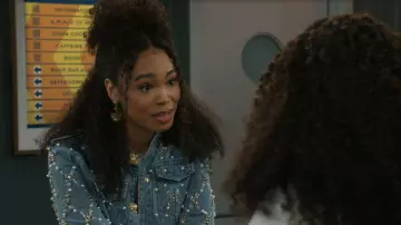 Boucles d’oreilles suspendues en peluche Moschino portées par Chelsea Hamilton (RhonniRose Mantilla) telles que vues dans Au-delà des portes (S01E164)