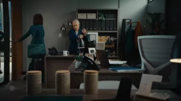 Bolso de compra Telfar Medium llevado por Olympia Lawrence (Skye P. Marshall) visto en Matlock (S02E06)