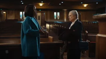 Abrigo de solapa ancha Max Mara Pepli de fin de semana que lleva Olympia Lawrence (Skye P. Marshall) tal como se ve en Matlock (S02E06)