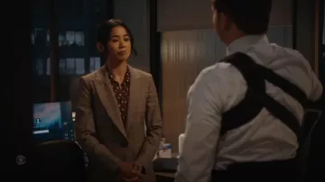 Chaqueta de un botón de A.L.C. Hicks llevada por Sarah Franklin (Leah Lewis) tal como se ve en Matlock (S02E06)