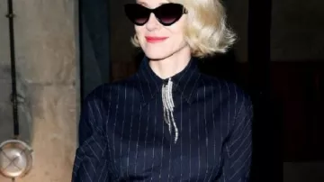 Americana de rayas de rayas usada por Naomi Watts en el desfile de moda Mugler 2025