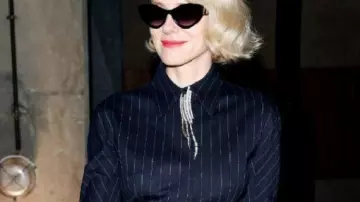 Americana de rayas de rayas usada por Naomi Watts en el desfile de moda Mugler 2025