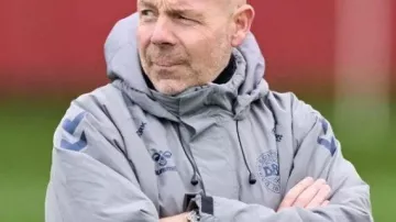 Chaqueta cortavientos que llevaba Brian Riemer en la sesión de entrenamiento de la Copa del Mundo