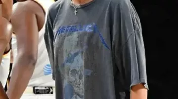 Camiseta estampada que llevó Sophie Cunningham en las semifinales de los playoffs de la WNBA 2025