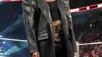 Abrigo largo de cuero negro que lleva Seth Rollins en Lenovo Center lunes por la noche RAW 2025