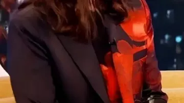 Blazer floral usado por (Sara Bareilles) en The Morning Show (T04)