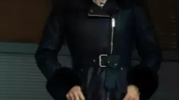 Chaqueta de cuero con cinturón que lleva Jocelyn 'Bruiser' Stone (Lana Parrilla) en la serie de televisión The Rainmaker 2025