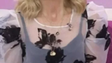 Haut transparent en organza blanc et noir porté par Sheryl Crow lors de The Today Show 2025