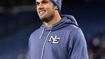 Rivalités des Patriots 2025 de Drake Maye Sweat à capuche sur la ligne de touche de Drake Maye à Drake Maye commence à chauffer lors d’une série de touchdowns