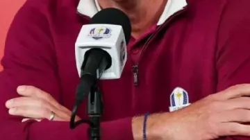 Sweat bordeaux porté par Luke Donald lors de la Ryder Cup 2025 de l’équipe Europe