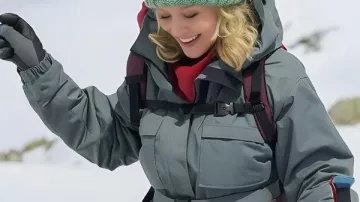 Laci J Mailey Une veste grise Alpine Holiday portée par Kelly (Laci J Mailey) telle que vue dans An Alpine Holiday