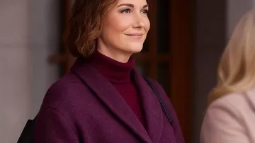 Vacances alpines Manteau violet Ashley Williams porté par Faith (Ashley Williams) tel que vu dans An Alpine Holiday